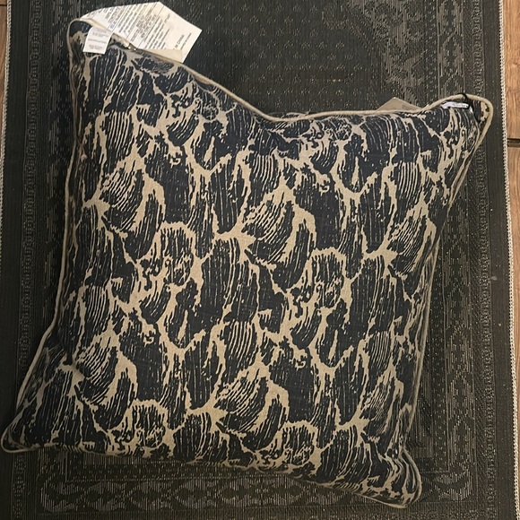 Éléments by Erin Gates décorative pillow - Picture 2 of 5